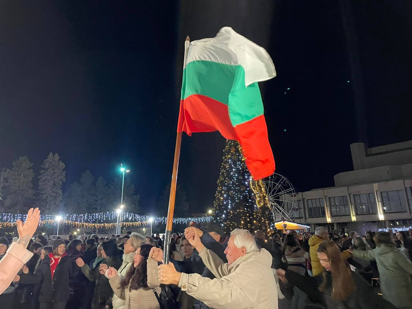 Стотици  врачани празнуват заедно на площада